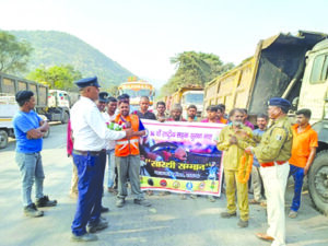 “सारथी सम्मान” : ट्रैफिक नियमों का पालन करने वाले वाहन चालकों को रायगढ़ पुलिस ने किया सम्मानित