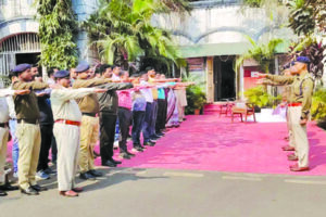 राष्ट्रीय मतदाता जागरूकता दिवस पर रायगढ़ पुलिस कार्यालय में पुलिसकर्मियों ने ली मताधिकार की शपथ