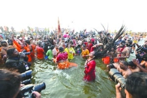 सीएम योगी के निर्देश पर सुरक्षा के पुख्ता इंतजाम के बीच दिव्य और भव्य रहा अमृत स्नान